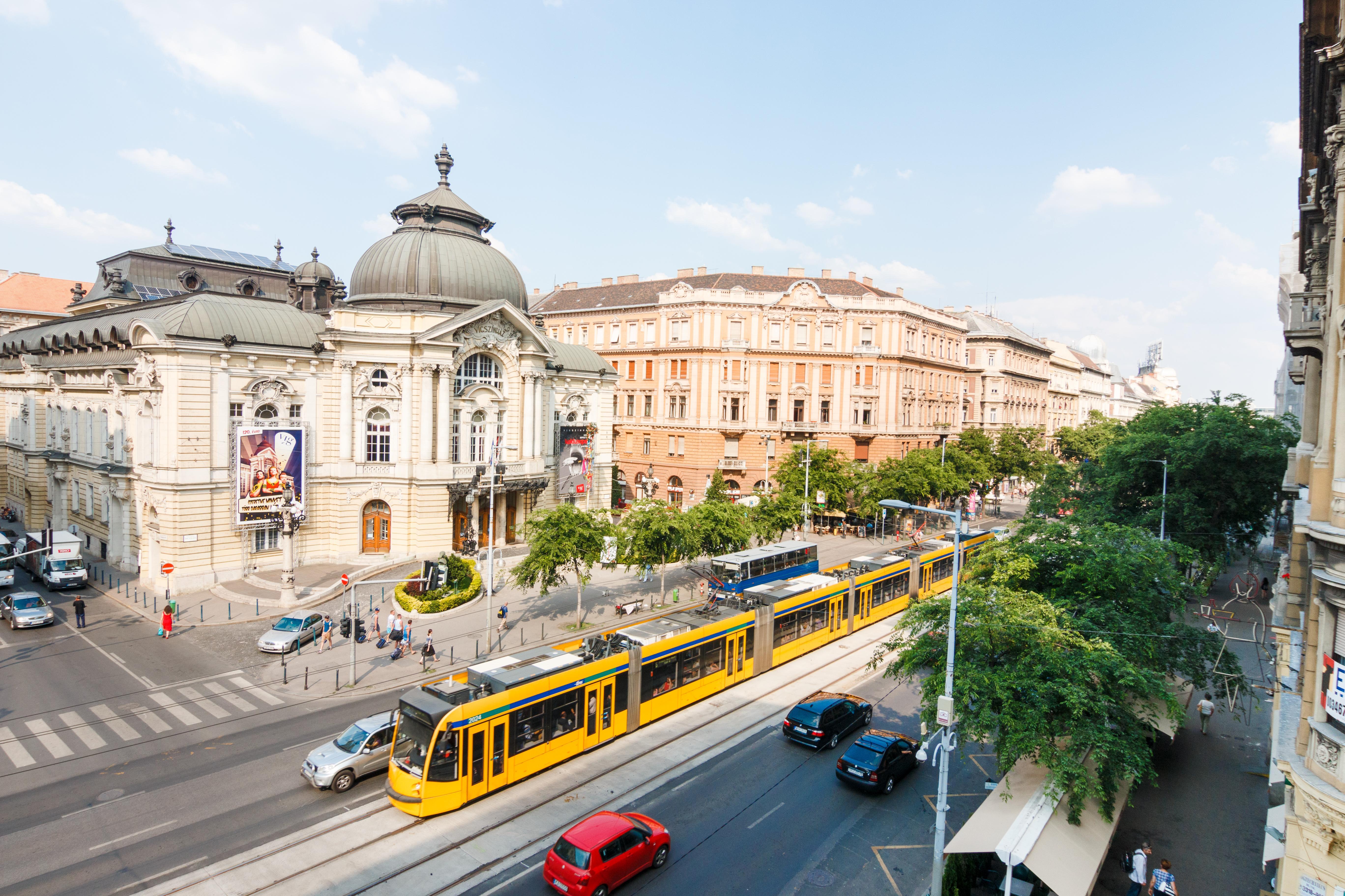 Full Moon Budapest Exterior photo