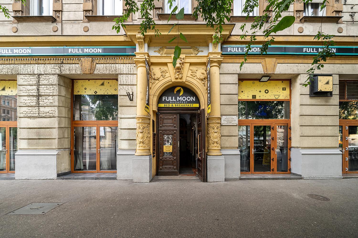 Full Moon Budapest Exterior photo