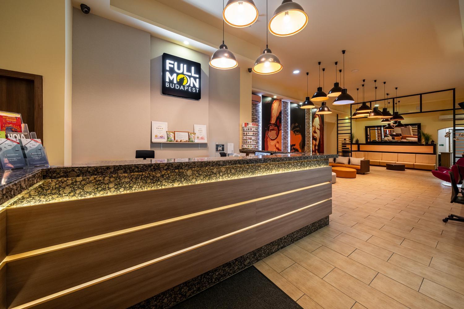 Full Moon Budapest Exterior photo